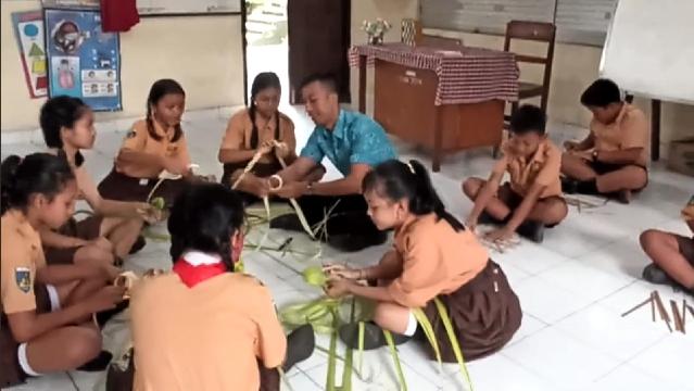 <center>MEMBUAT SARANA UPAKARA TIPAT NASI & PANCAK</center> video